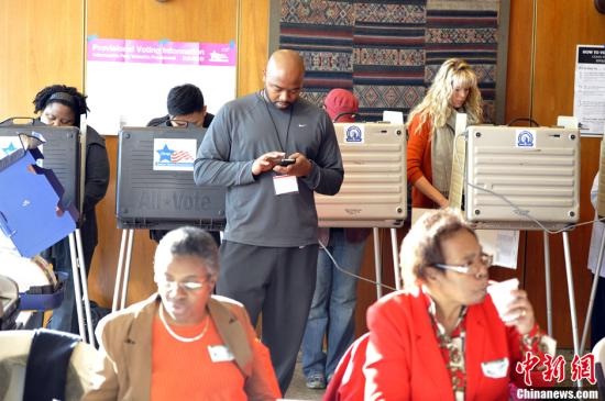 當地時間11月6日，美國大選投票日，芝加哥民眾在密歇根大街上的一個投票站投票。